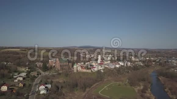 比茨波兰2019年3月9日风景如画的青山上欧洲中世纪城市历史中心全景旅行到视频的预览图