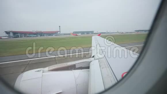 从越南河内机场起飞的飞机窗口视图视频的预览图