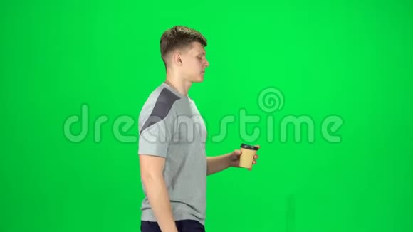 一个人在纸杯里散步喝咖啡铬钥匙侧视图视频的预览图