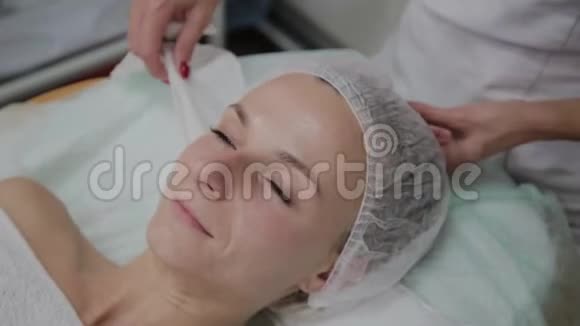 专业美容师调整患者防护头饰视频的预览图