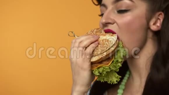开心地把女人绑起来吃汉堡对着镜头眨眨眼视频的预览图