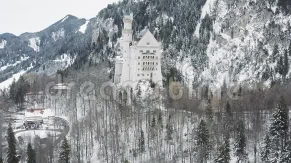 德国德茨兰巴伐利亚皇家城堡Neuschwanstein的空中视频著名的巴伐利亚地区在冬天的标志视频的预览图
