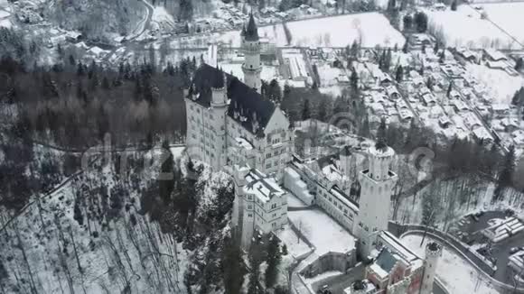 德国德茨兰巴伐利亚皇家城堡Neuschwanstein的空中视频著名的巴伐利亚地区在冬天的标志视频的预览图