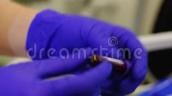 做冠状病毒测试的血液测试视频的预览图