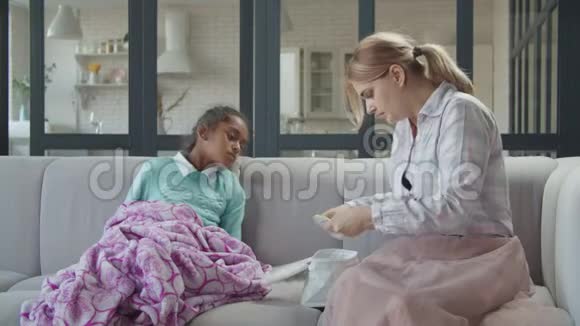 担心母亲为生病的孩子选择合适的药物视频的预览图