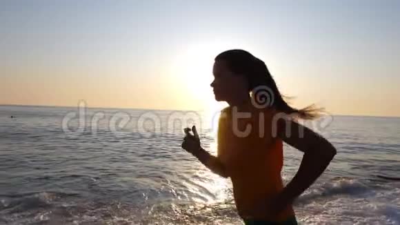 一位年轻女子沿着沙滩慢跑视频的预览图