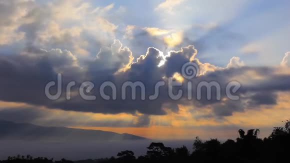 黎明时分阳光照在云后山景视频的预览图