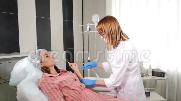 病人病房的一位医生为她准备了一个滴管为病人准备了一个注射器和药医疗保健视频的预览图