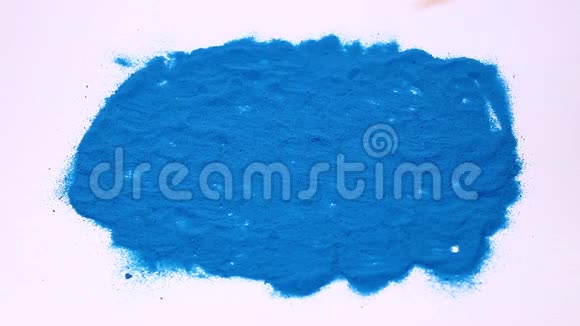 人手在蓝色的艺术沙滩上写着一个梦在白色背景下拍摄的录像视频的预览图
