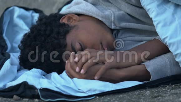 冻死躺在街头睡袋里的非裔美国人难民绝望视频的预览图