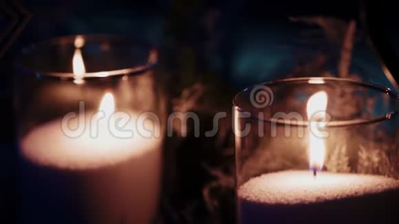 两支燃烧的蜡烛创意冒险装饰视频的预览图