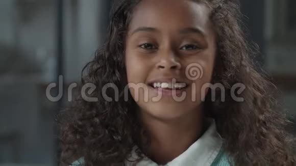可爱的青春期前的黑人女孩带着牙齿的微笑视频的预览图