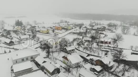 令人惊叹的村庄降雪景色视频的预览图