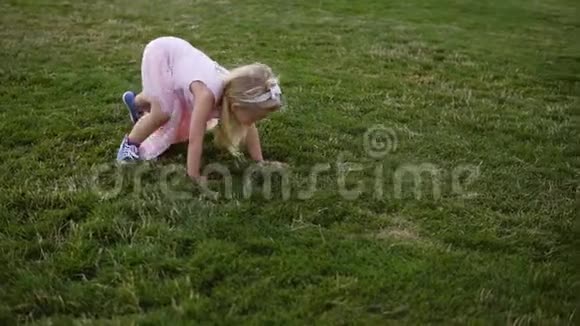 美丽的长发母亲和她的小女儿在户外自然美女妈妈和她的孩子在公园玩视频的预览图