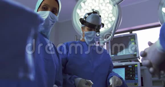 中东女外科医生在医院手术室做手术的低角度视角视频的预览图