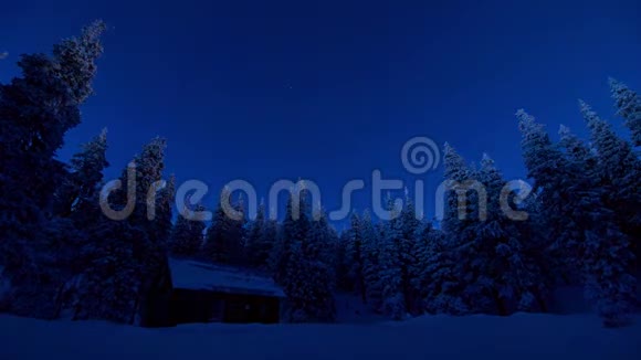 从黄昏到黎明在冬天的雪林和牧羊人房子里时光流逝视频的预览图