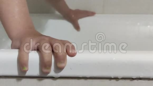 洗澡的小男孩把水溅得到处都是视频的预览图