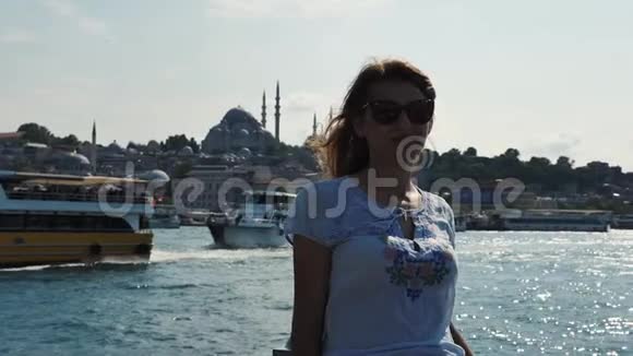 伊斯坦布尔的旅游女孩背景是清真寺和美丽的景色视频的预览图