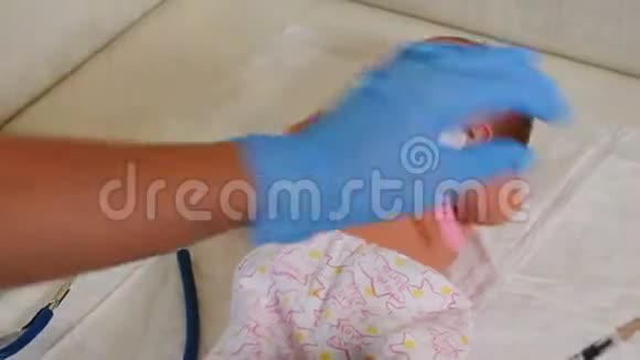 护士在医院给早产儿接种手套重症监护室新生儿科中心特写镜头的手视频的预览图