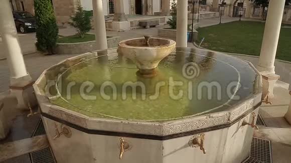 普里什蒂纳法蒂赫清真寺沐浴池视频的预览图