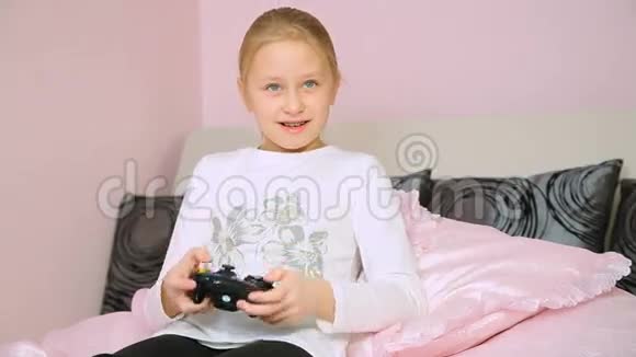 女孩玩电子游戏机游戏赢了视频的预览图
