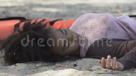 非裔美国女孩躺在海岸上没有意识沉船受害者视频的预览图