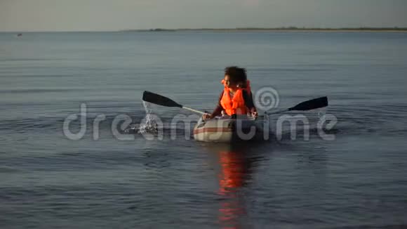 两名身穿救生衣的妇女划船洪水幸存者寻求帮助上岸视频的预览图