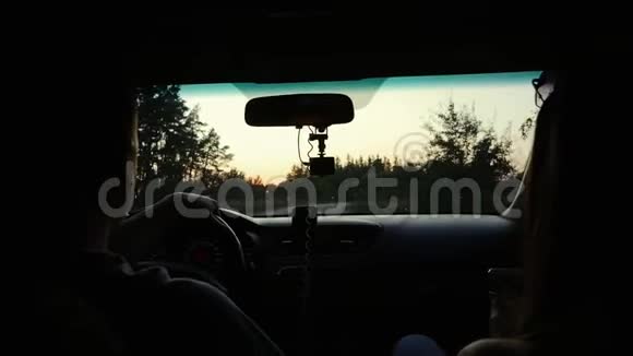 情侣乘车旅行后景乡间小路视频的预览图