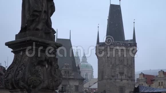 布拉格捷克共和国2019年布拉格城堡塔塔在降雪时朝查尔斯桥飞去视频的预览图