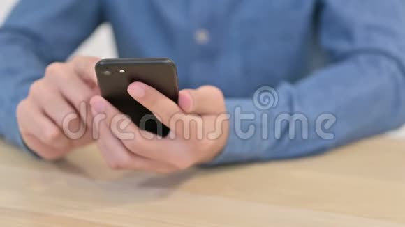 男性手使用智能手机关闭视频的预览图