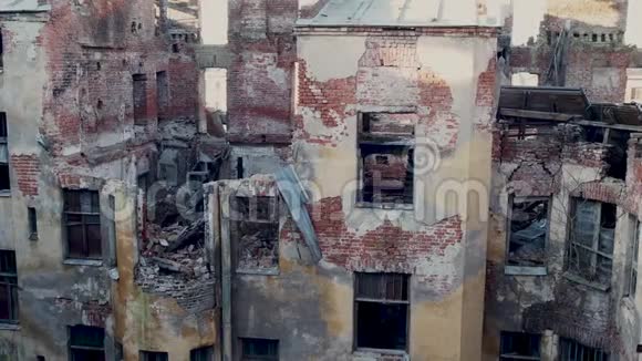 一座被遗弃和烧毁的建筑的正面爆炸后的火灾视频的预览图