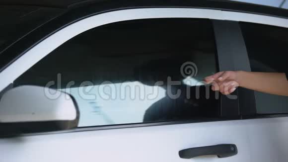 女警察敲车窗检查驾照道路检查视频的预览图