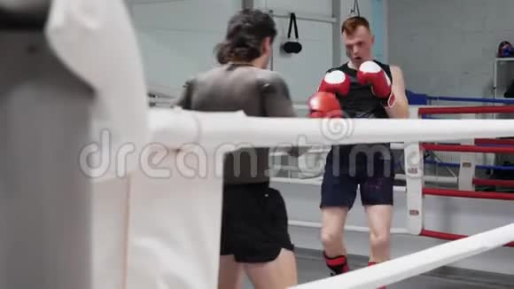 两名拳击手在拳击场上训练泰拳拳击手在拳击俱乐部打拳击MMA视频的预览图