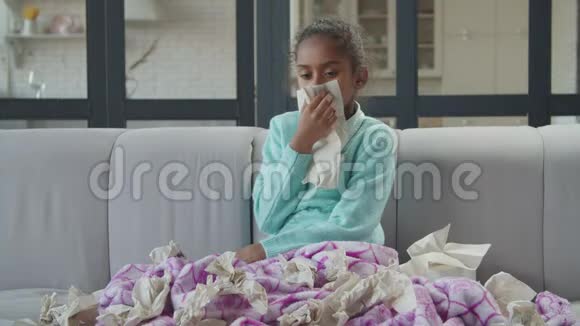生病的女孩在家里用纸巾吹鼻子视频的预览图