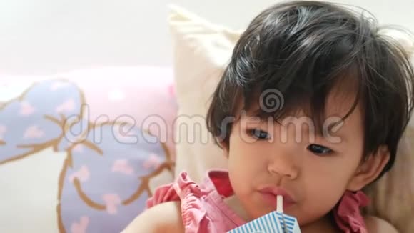 小亚洲女婴喝牛奶时昏昏欲睡婴儿自我舒缓视频的预览图