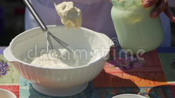 厨师用鸡蛋做酸奶油用柠檬汁做汤视频的预览图