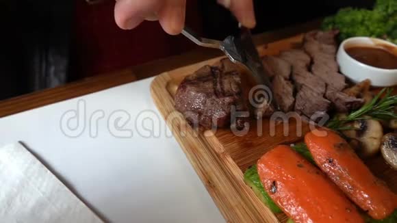 牛肉嫩腰和蔬菜视频的预览图