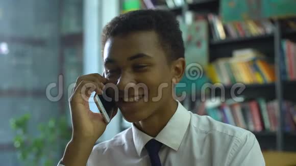 性格开朗的美国黑人学生在做作业时会用手机聊天视频的预览图