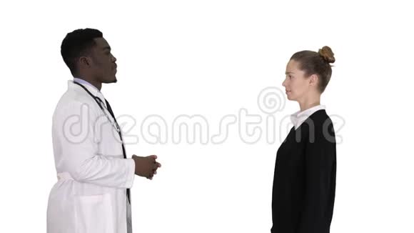 医生告诉好消息病人离开白色背景视频的预览图