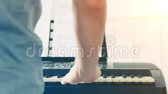 音乐演奏者的特写镜头他的人从背后用手弹奏钢琴视频的预览图