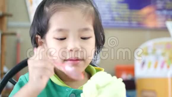 亚洲小女孩喜欢自己吃冰淇淋视频的预览图