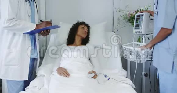 非裔美国医生在医院病房检查女性病人的正面看法视频的预览图