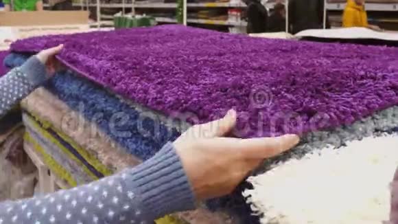 女人在DIY商场的五金店里选择纺织地毯视频的预览图