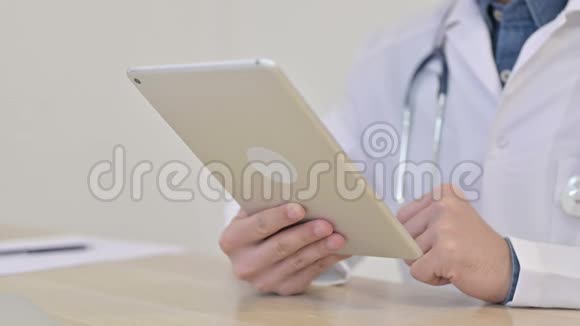 使用数码平板电脑关闭医生视频的预览图