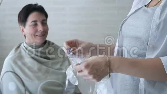 女孩戴上玻璃纸手套染发剂视频的预览图