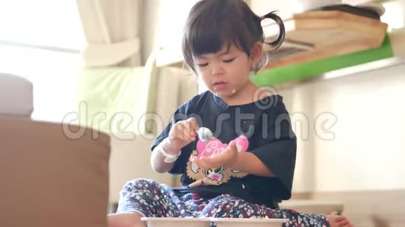 亚洲小女孩喜欢自己吃玩她的饭视频的预览图