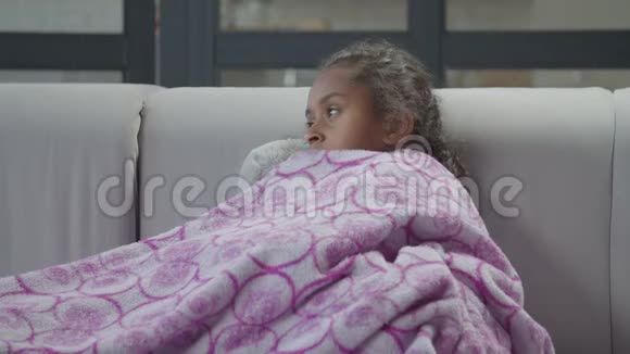 在家里裹着毯子的可怜的非洲女孩视频的预览图