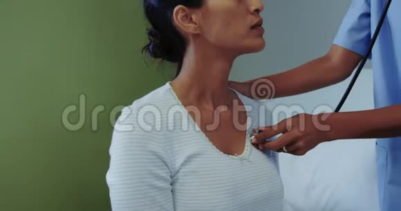 在医院病房检查女性病人的非裔美国女医生的特写视频的预览图