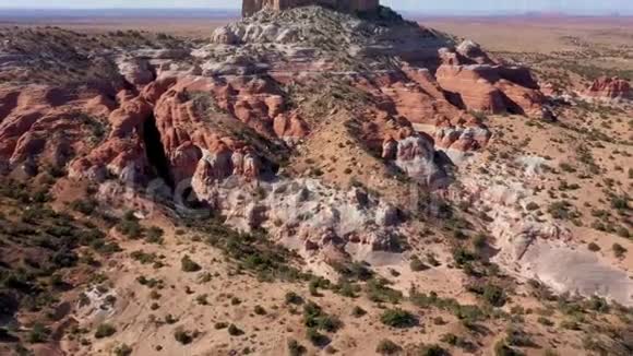 美国西部沙漠中红色米黄色岩石的高岩石块视频的预览图
