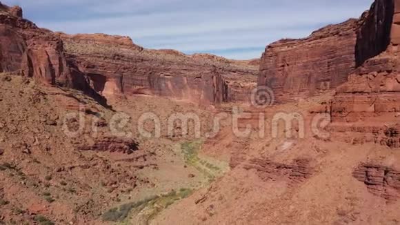 空中观景大峡谷红色岩石巨大河床干燥视频的预览图